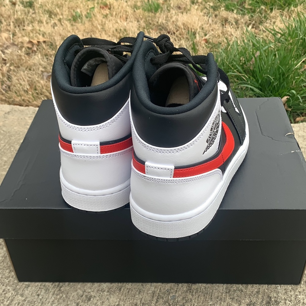 Jordan 1 mids - Picture 3 of 3